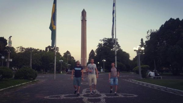 Titulo: O que fazer no Uruguai Thiago acabou de voltar de uma viagem para o Uruguai e conta para gente as maravilhas desse lugar! Perguntas: Em que época do ano você foi? É frio ou calor lá? Recomenda ir nessa época? Fui na segunda quinzena de janeiro, que é o mês mais agitado no badalado balneário Punta del Leste. A temperatura nessa época é muito agradável, durante o dia da pra usar shorts e regata a trip toda. A noite faz um friozinho gostoso, que fica em torno dos 18 C. Foi sozinho? Amigos? Namorada? Fui com dois amigos, todos na faixa de 25 a 30 anos. Foi por conta própria ou por agência? Recomenda esse método? Fui por conta própria. Planejei uma rota em que não passasse de 10 horas dirigindo. Então dormimos após 700 km em Santana do Livramento-RS divisa com Rivera-Uruguai (cidade aconchegante e com hotéis para todos os gostos e bolsos; onde também fizemos o cambio de reais/pesos uruguaios de 1 / 8,75). No outro dia mais 520 km por uma estrada muito bem estruturada, (com três pedágios no valor de 80 pesos uruguaios = R$ 9,15 cada) atravessamos o Uruguai na diagonal e chegamos em Montevidéu. #FOTO 1 (os três patetas na Praça Internacional em Santana do Livramento) ou (os três na bandeira do uruguai). Qual o hotel/hostel que se hospedou? Recomenda? Em Santana/Rivera ficamos no Hotel Verde Plaza, diária R$ 65,00 com excelente café da manha. Em Montevideo ficamos no Punta Trouville Hotel 4 estrelas (100 reais cada com café da manha). Recomendo, pois fica a 100m da Playa de los Pocitos, próximo do Punta Carretas Shopping e de fácil acesso a outros atrativos turísticos, como por exemplo o letreiro: #FOTO 2 (letreiro montevideo) Em Punta Del Leste como os hotéis são realmente muito caros nessa época do ano, ficamos em um hostel na Calle 24 y 28- Península, bem no centrinho. Com restaurantes, praias, shows culturais, cassinos, lojas de souvenir, baladas (chamadas de boliches), tudo isso a poucos metros do hostel Tas D Viaje Hostel Surf Camp, que é limpo/simples/organizado. O interessante desse hostel é um barzinho no meio do hostel, onde a galera de vários países pode interagir bebendo um mojito ou una cerveza Patricia. Foi uma experiência muito legal, pois conheci alguns chilenos que mostraram fotos e me inspiraram a próxima viagem ao Chile. “É isso que tenho percebido desde que comecei a pirulitar pelo mundo, que uma viagem liga a outra.... não posso mais parar!”. Rss #FOTO 3 (los dedos a noite) Qual o restaurante que mais gostou e porque? Recomenda algum prato? Sem duvida o restaurante LA VISTA 360*, que o nome já diz tudo. Já na entrada tem um mini museu com obras de arte, carros e motos antigos, jogos para crianças, boliche. A subida é por um elevador panorâmico, onde você já consegue apreciar a paisagem. O restaurante é giratório, sim giratório (mas não dá tontura não rss), a cada minuto um novo visual incrível. Imperdível um pôr do sol lá de cima! Comemos um churrasco (parrilla=carnes diversas preparadas na grelha) muito saboroso. Toda essa experiência cultural e gastronômica por 90 reais cada (já contando os 20 cobrados só para visitação). #FOTO 4 (por do sol no restaurante). Foi uma viagem de quantos dias? Foi o suficiente? Viagem foi de sete dias. Acredito que o ideal é três dias em Montevideo, passando um dia em Colônia de Sacramento. E também três dias Punta del Leste seriam bem aproveitados! Quais os passeios que mais gostou e recomenda? Conte um pouquinho sobre eles. Fomos a diversos pontos turísticos em um único dia, pois é muito tranquilo se locomover de carro em Montevideo. Um passeio legal que inicia as 16:00 pertinho da famosa Plaza Independência, é no TEATRO SOLIS. Pagamos 60 pesos uruguaios (7 reais, de graça, né!?) para uma visita com um guia que sabia tudo e mais um pouco da historia do teatro. A visita durou uns 40 minutos pelos palcos lateral (esse com arquibancada no mesmo nível do palco para melhor interação dos artistas com o público) e principal (com um lustre de 800kg). #FOTO 5 (peguei uma na net q ficou melhor do q as q tirei...) Qual a estimativa de gastos diários e total para esse estilo de viagem? Saímos de Francisco Beltrão-PR e percorremos 2.700 km de carro, sendo desses 1.100 km no Uruguai (o litro da gasolina lá custou R$ 5,25). Como estávamos em três ficou barateza o transporte= 450 cada. Já na alimentação, gastamos no mínimo 50 reais para cada refeição Almoço/Janta. E R$ 550,00 de hospedagem para seis noites. O total de despesas para sete dias inesquecíveis não passou de 2.000 reais. Pode nos contar um pouquinho mais sobre a viagem? Altos e baixos e recomendações? Só me lembro dos altos rsss. O Uruguai é um país que lembra muito a Europa, pelo estilo dos prédios mais antigos, pela qualidade de vida, e também pela educação geral da população. Sendo assim não tivemos nenhum contratempo, ninguém tentou nos lograr como acontece em muitas cidades com grande fluxo de turistas. Fomos muito bem atendidos em todos os estabelecimentos que entramos. E como ocorreu também em outra viagem que fui à Argentina, toda vez que pedia uma informação, eles se dedicavam ao máximo em ajudar. Tanto uruguaios como argentinos são muito atenciosos e prestativos. Mas, o que fizemos mais foi aproveitar as noites! Em Montevideo fomos a um Bar famoso chamado FUN FUN, famoso pelos shows de tango, mas ficamos apenas 30 min porque só havia turistas. Como queríamos conhecer e interagir mais com uruguaios, partimos pra outro onde só nativos frequentam, chamado “Dona Marta”. Esse sim muito animado com músicas latinas, eletrônico, reggaeton e muita música brasileira remixada para o espanhol. Galera foi ao delírio quando tocou aquela do Michel Teló ‘Ay si yo te agarro, ay ay si yo te agarro’. Já em Punta del Leste as melhores baladas ficam no Porto, começam lá pelas 2 da manha e vão até o sol raiar. Há também shows à noite no glamoroso Cassino Conrad, vale a pena conhecer! Uma dica? Hmmm, não importa se irá com amigos ou sozinho, vá!!! A diversão e o enriquecimento cultural estão garantido nessa trip! #FOTO 6 portal da cidade velha e/ou foto 7 na praça da independência.